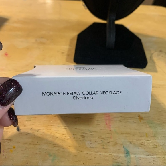 Avon Monarch Petals collar necklace Silvertone NIB 2016 - Picture 3 of 6